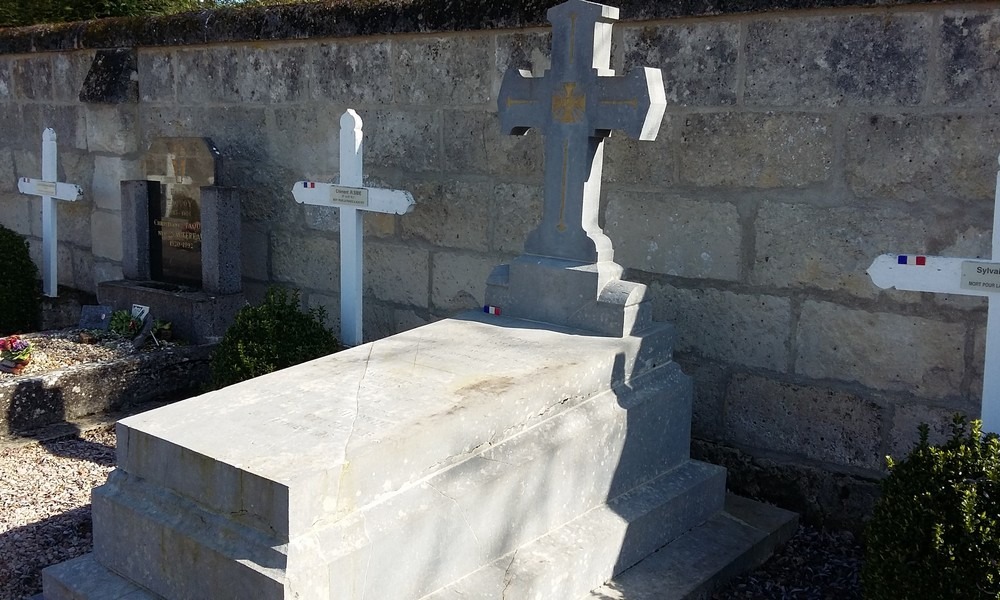 Tombe du Lieutenant de Gironde - cimetiere de Vivieres Aisne