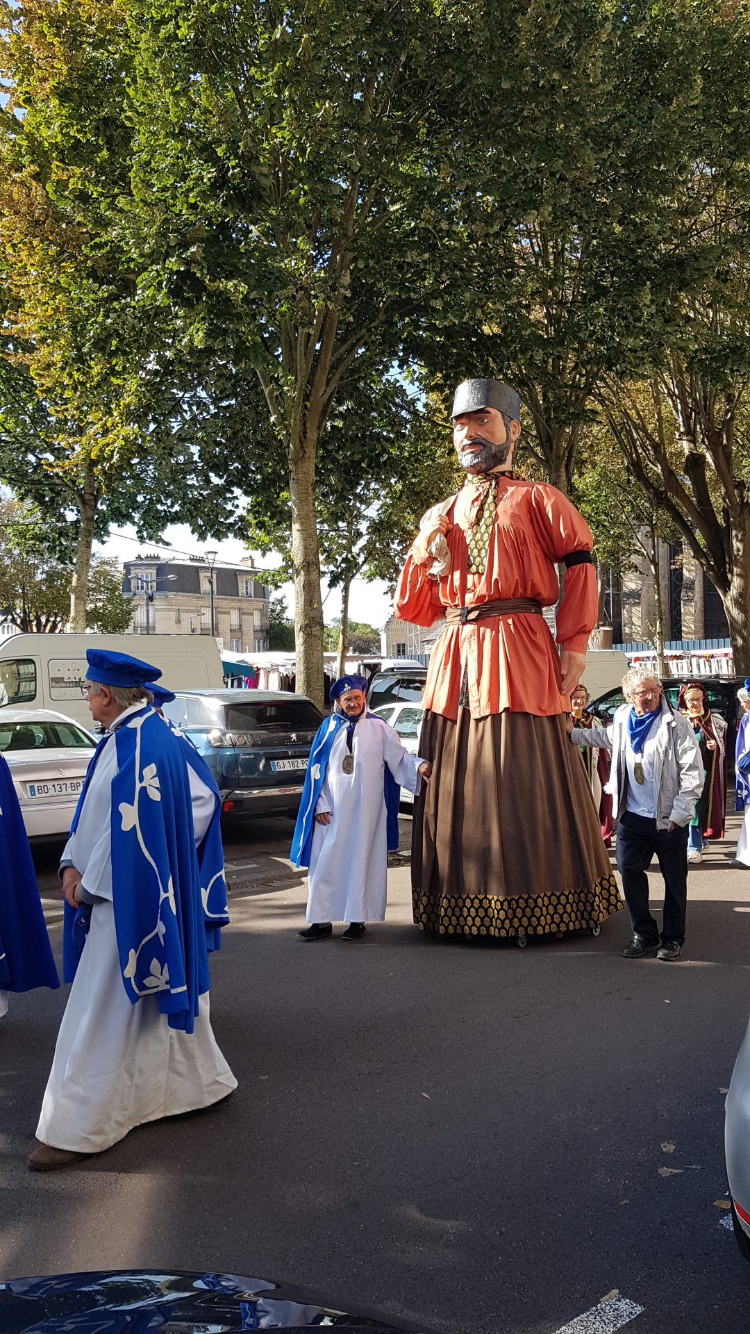 M. Le Paon, guetteur de la cathédrale et la Confrérie du haricot de Soissons